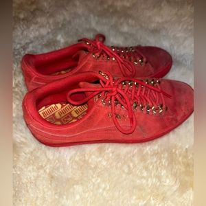 Puma red suede in gold sneakers
